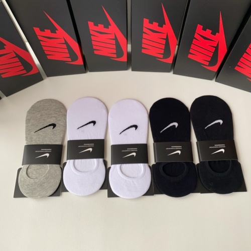 Nike Socks #1221939 $27.00 USD, Wholesale Replica Nike Socks