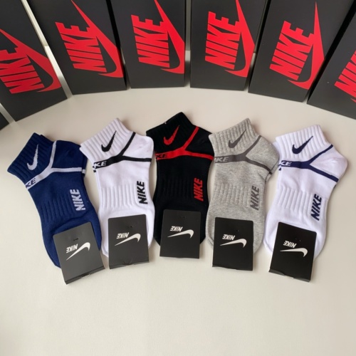 Nike Socks #1221942 $27.00 USD, Wholesale Replica Nike Socks