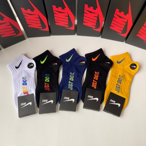 Nike Socks #1221943 $27.00 USD, Wholesale Replica Nike Socks