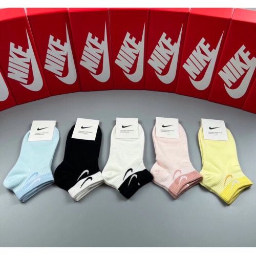 Nike Socks #1221945 $27.00 USD, Wholesale Replica Nike Socks