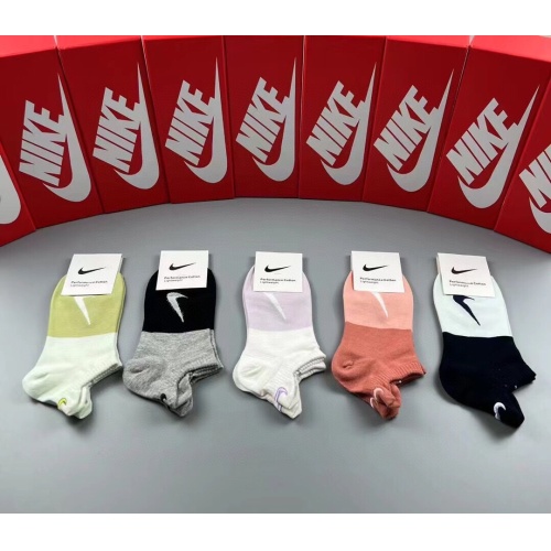 Nike Socks #1221946 $27.00 USD, Wholesale Replica Nike Socks