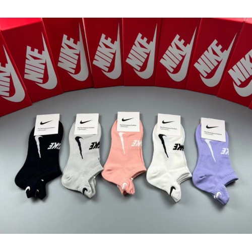 Nike Socks #1222129 $29.00 USD, Wholesale Replica Nike Socks