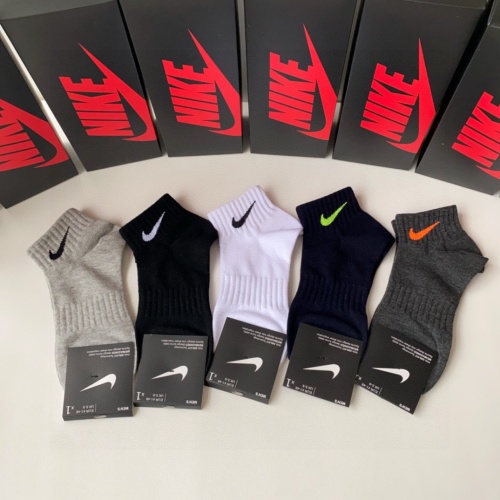 Nike Socks #1241897 $27.00 USD, Wholesale Replica Nike Socks