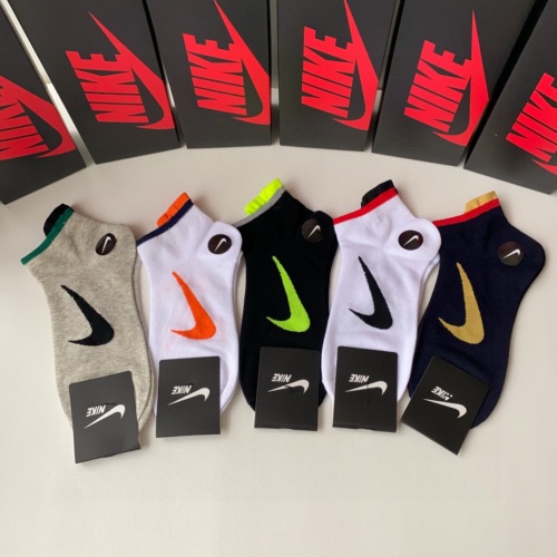 Nike Socks #1241898 $27.00 USD, Wholesale Replica Nike Socks