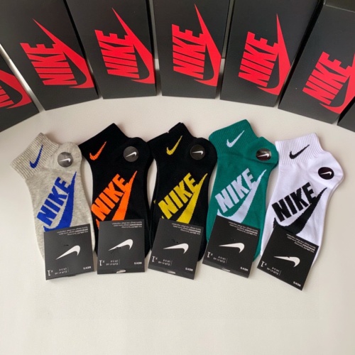 Nike Socks #1241899 $27.00 USD, Wholesale Replica Nike Socks