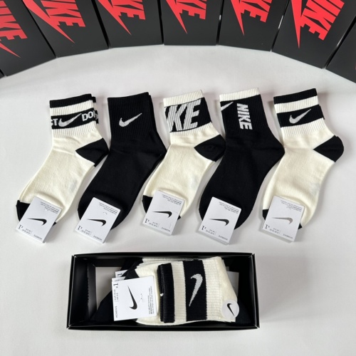 Nike Socks #1241975 $27.00 USD, Wholesale Replica Nike Socks