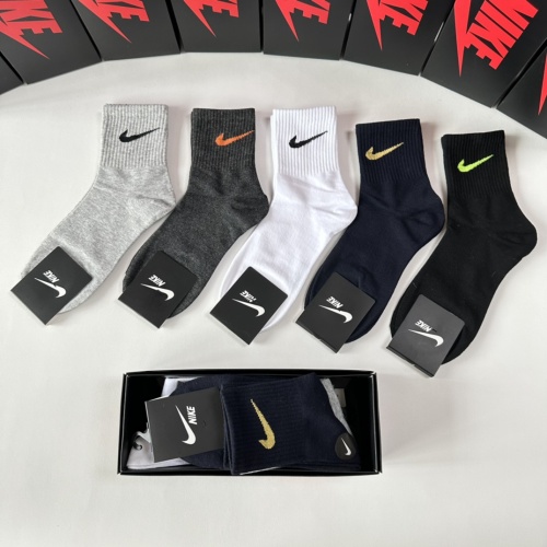 Nike Socks #1241976 $27.00 USD, Wholesale Replica Nike Socks