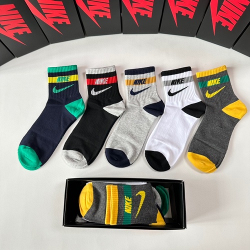 Nike Socks #1249016 $27.00 USD, Wholesale Replica Nike Socks