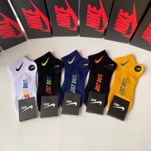 Nike Socks #1249891 $27.00 USD, Wholesale Replica Nike Socks