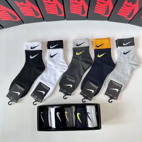 Nike Socks #1272777 $27.00 USD, Wholesale Replica Nike Socks