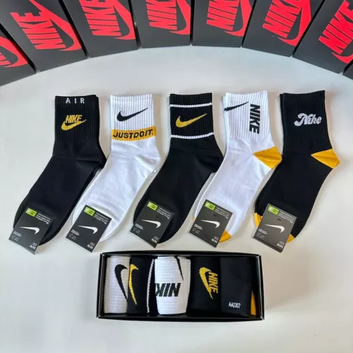 Nike Socks #1272814 $27.00 USD, Wholesale Replica Nike Socks