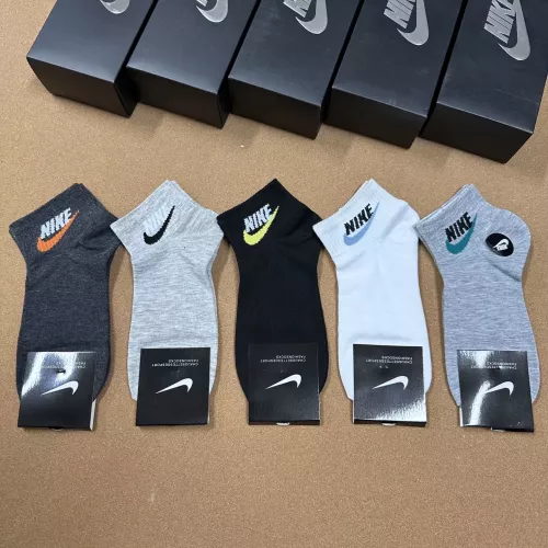 Nike Socks #1324929 $25.00 USD, Wholesale Replica Nike Socks