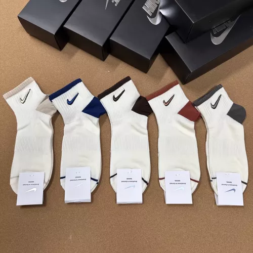 Nike Socks #1332427 $27.00 USD, Wholesale Replica Nike Socks