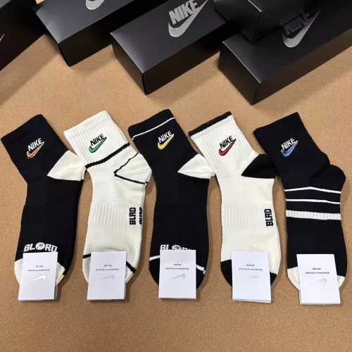 Nike Socks #1332428 $27.00 USD, Wholesale Replica Nike Socks