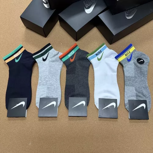 Nike Socks #1332492 $25.00 USD, Wholesale Replica Nike Socks