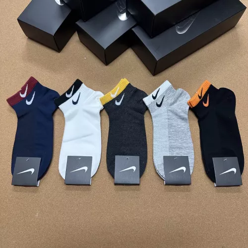 Nike Socks #1332494 $25.00 USD, Wholesale Replica Nike Socks