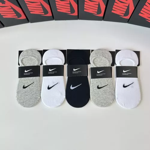 Nike Socks #1338615 $27.00 USD, Wholesale Replica Nike Socks