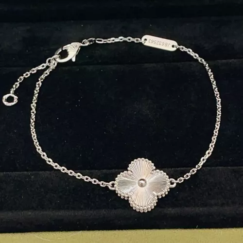 Van Cleef &amp; Arpels Bracelets For Women #1390347 $25.00 USD, Wholesale Replica Van Cleef &amp; Arpels Bracelets