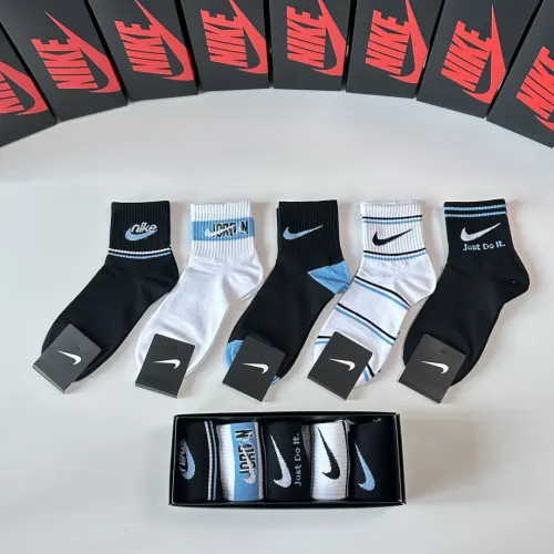 Nike Socks #1396382 $27.00 USD, Wholesale Replica Nike Socks
