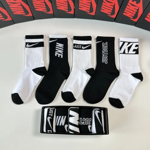 Nike Socks #1414821 $29.00 USD, Wholesale Replica Nike Socks