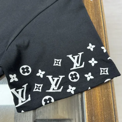 Replica Louis Vuitton LV T-Shirts Short Sleeved For Unisex #1423461 $32.00 USD for Wholesale
